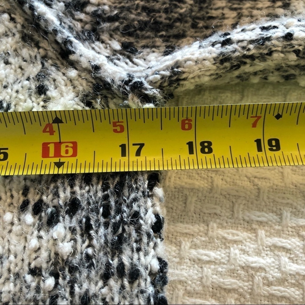 Blush & Bloom Black&White Sweater / v neck / long sleeve/ Black/White /Size: M - Picture 12 of 12